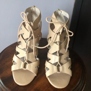 Pour la Victoire nude leather sandals